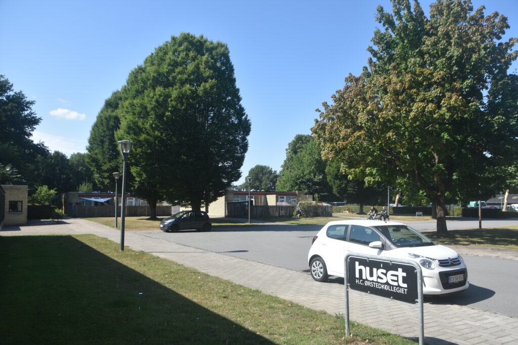 HCØ Udenfor – ved HusetJPG